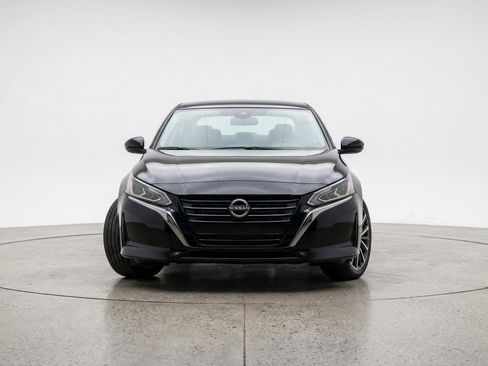 Used 2025 Nissan Altima 2.5 SV FWD image 2