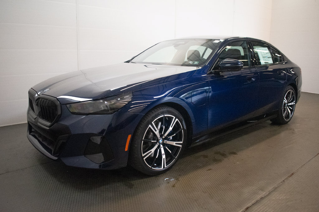 New 2027 BMW 550e xDrive w/ Premium Package AWD/4WD image 8