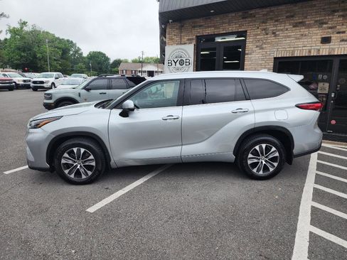 Used 2022 Toyota Highlander XLE AWD/4WD image 2