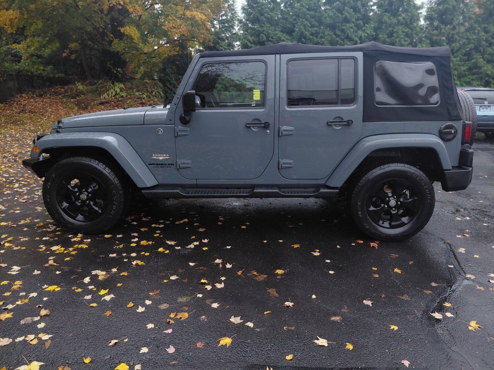 Used 2015 Jeep Wrangler Unlimited Sahara w/ Connectivity Group AWD/4WD image 23