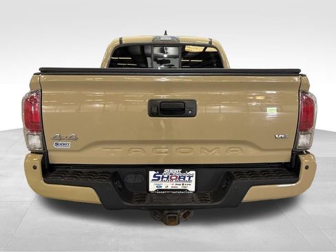 Used 2016 Toyota Tacoma Limited w/ Towing Package image 4