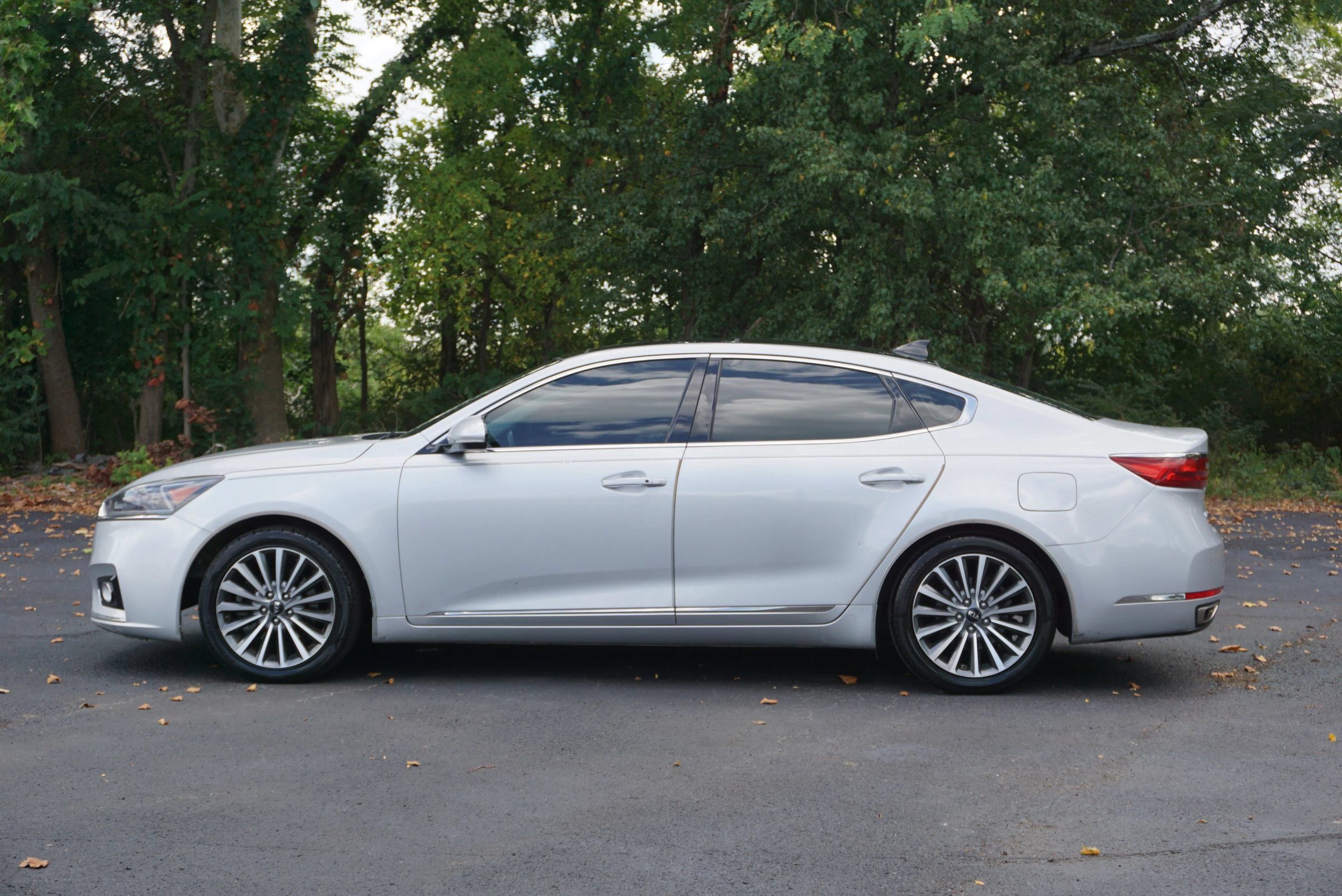 Used 2017 Kia Cadenza Premium w/ Luxury Package FWD image 8