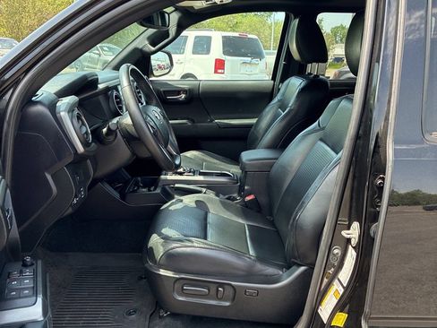 Used 2021 Toyota Tacoma TRD Sport w/ TRD Premium Sport Package AWD/4WD image 8