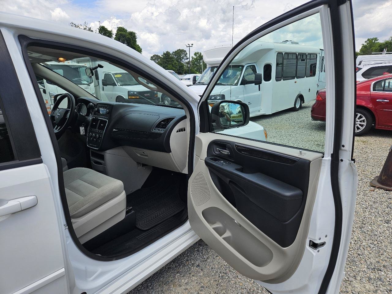 Used 2017 Dodge Grand Caravan SE FWD image 27