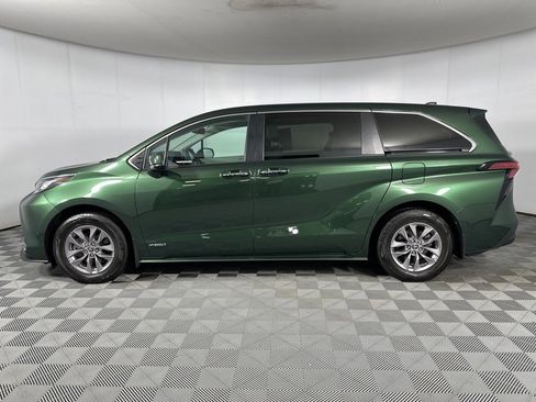 Used 2021 Toyota Sienna XLE image 4