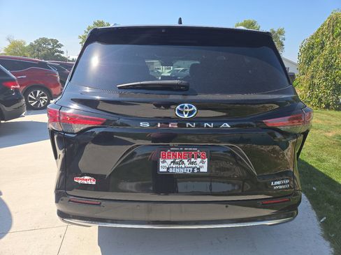 Used 2021 Toyota Sienna Limited image 5