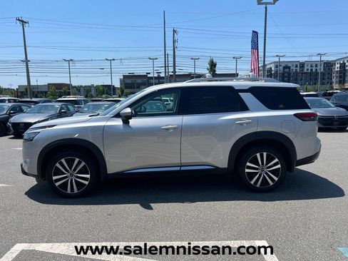Used 2025 Nissan Pathfinder Platinum w/ Cargo Package AWD/4WD image 4