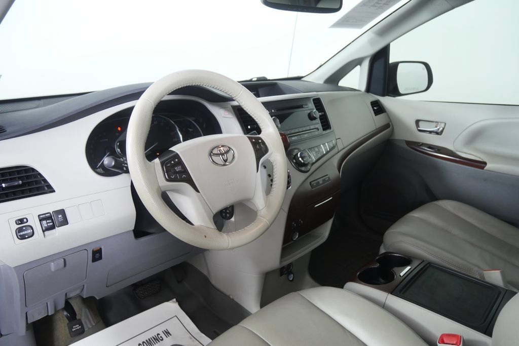 Used 2013 Toyota Sienna XLE FWD image 13