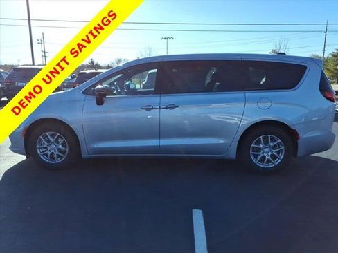 New 2026 Chrysler Pacifica Select image 3