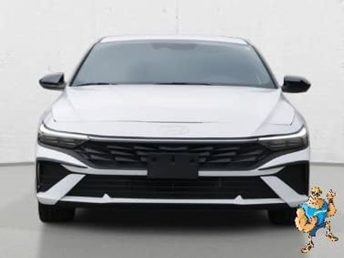 Certified 2025 Hyundai Elantra SEL image 2