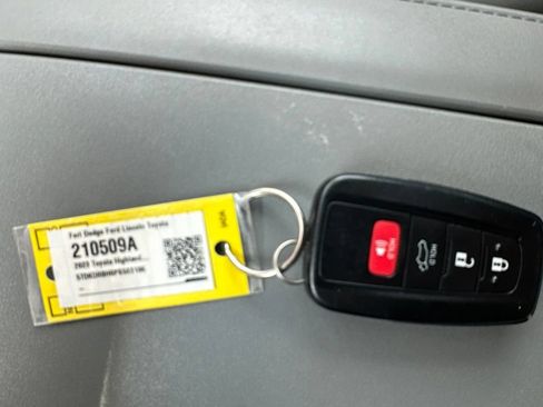 Used 2023 Toyota Highlander XLE AWD/4WD image 49