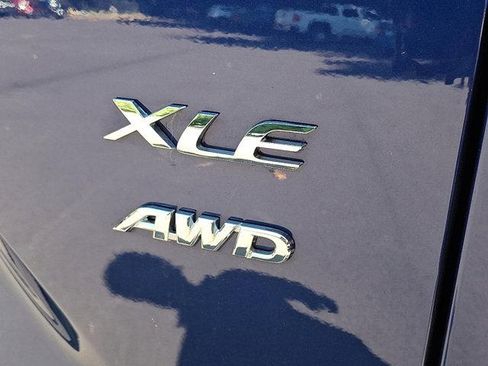 Used 2022 Toyota Corolla Cross XLE image 19