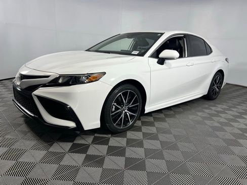 Used 2022 Toyota Camry SE image 3