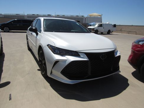 Used 2021 Toyota Avalon XSE w/ Carpet Mat Package (TMS) image 2