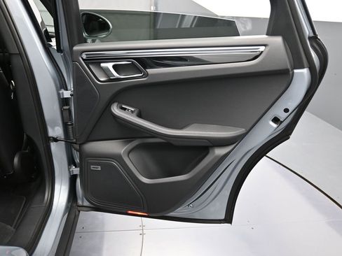 Certified 2025 Porsche Macan image 25