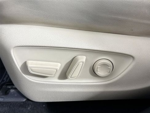 Certified 2023 Toyota Highlander XLE image 32