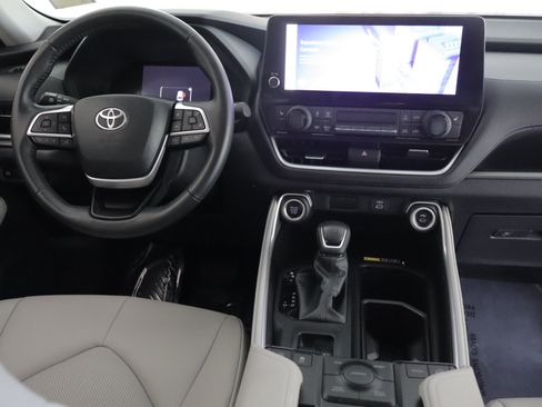 Used 2024 Toyota Grand Highlander AWD image 2