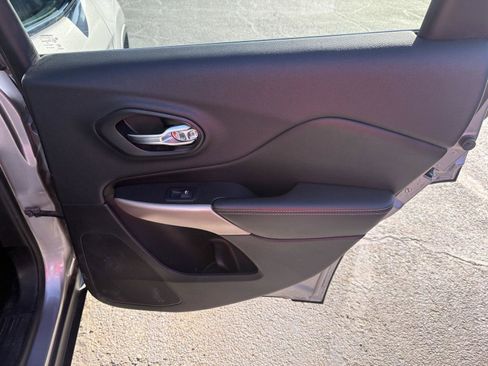 Used 2017 Jeep Cherokee Limited image 13