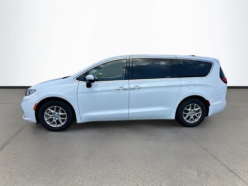 Used 2023 Chrysler Pacifica Touring-L FWD image 4