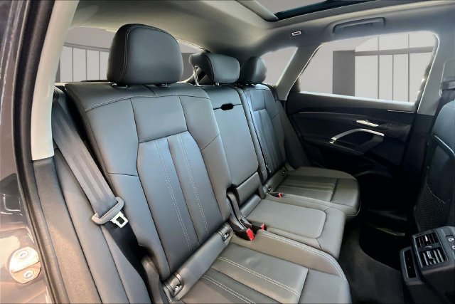 Used 2025 Audi Q5 Premium w/ Convenience Package AWD/4WD image 25