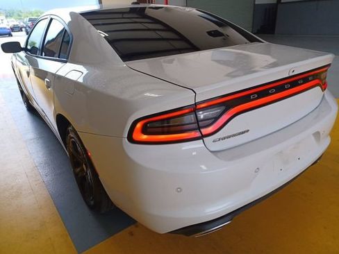 Used 2022 Dodge Charger SXT RWD image 2