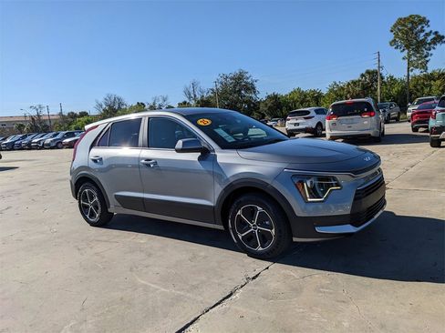 Used 2025 Kia Niro LX image 3