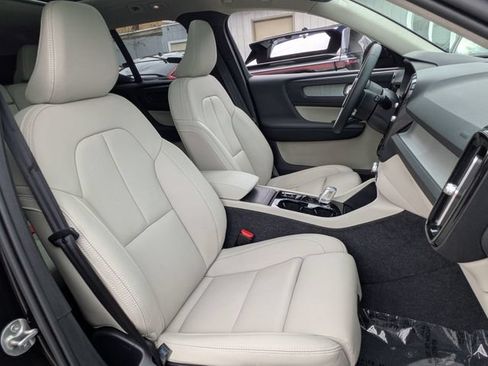 Used 2025 Volvo XC40 B5 Plus AWD/4WD image 30