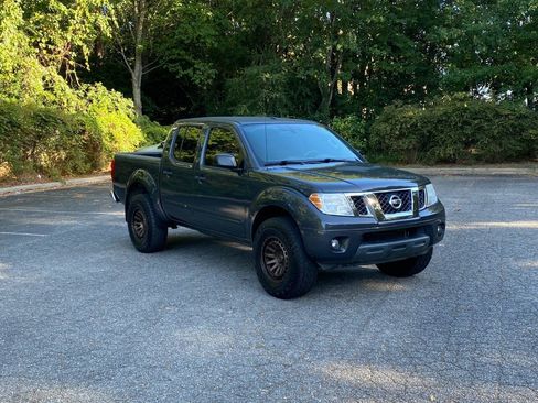 Used 2015 Nissan Frontier SV w/ SV Value Truck Package AWD/4WD image 3