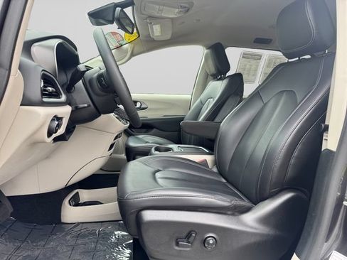 Used 2023 Chrysler Pacifica Touring-L FWD image 10