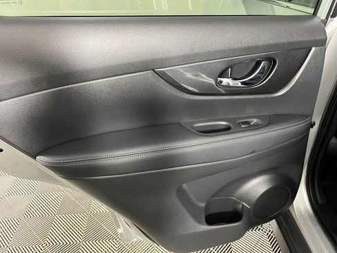 Used 2020 Nissan Rogue SV image 12