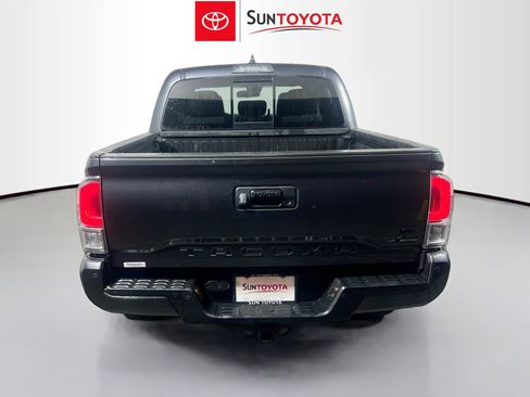 Used 2022 Toyota Tacoma TRD Sport w/ Technology Package image 5