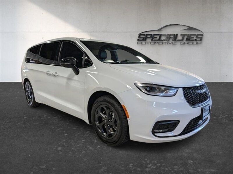 Used 2023 Chrysler Pacifica Limited w/ S Appearance Package FWD image 1