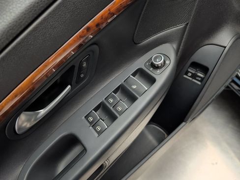 Used 2012 Volkswagen Eos Lux w/ Tech Pkg FWD image 13