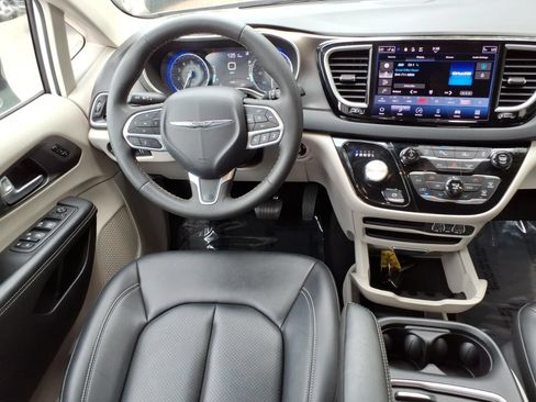 Used 2024 Chrysler Pacifica Touring-L FWD image 19