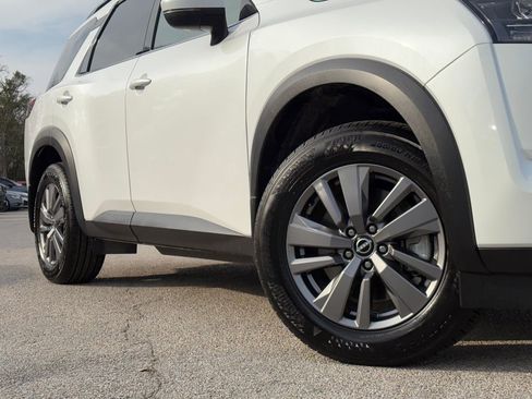 Used 2025 Nissan Pathfinder SV image 2