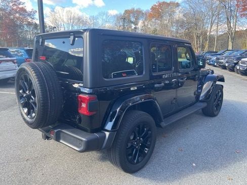 Used 2022 Jeep Wrangler Unlimited Sahara w/ Cold Weather Group AWD/4WD image 6