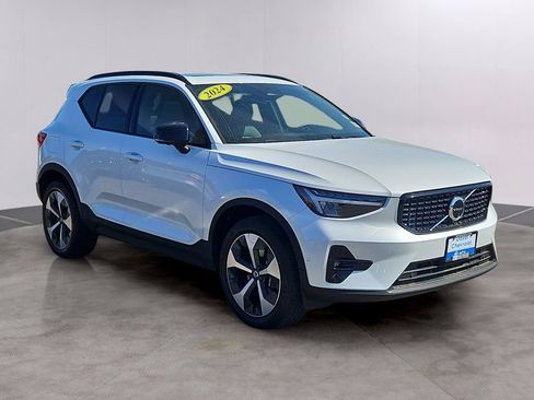 Used 2024 Volvo XC40 B5 Plus w/ Climate Package AWD/4WD image 3