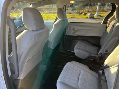 Used 2021 Toyota Sienna LE image 11