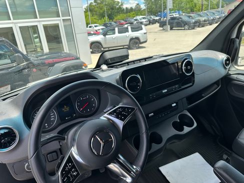 Used 2025 Mercedes-Benz Sprinter 2500 image 6