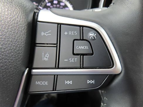Used 2025 Toyota Highlander LE FWD image 19