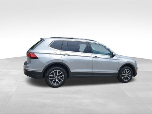 Used 2020 Volkswagen Tiguan SE w/ Panoramic Sunroof Package FWD image 3