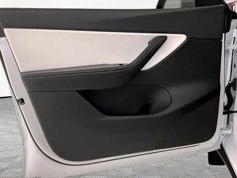 Used 2022 Tesla Model Y Long Range image 18