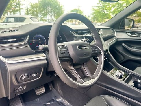 Used 2025 Jeep Grand Cherokee L Laredo RWD image 20