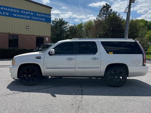 Used 2011 Cadillac Escalade ESV Platinum AWD/4WD image 2