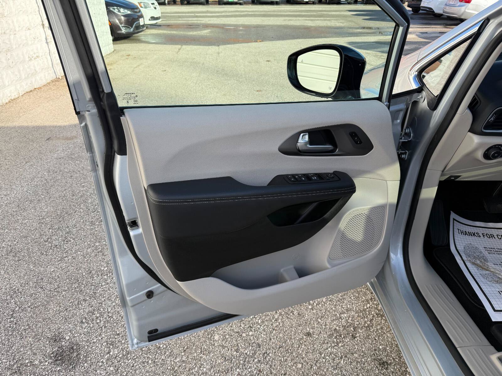 Used 2024 Chrysler Pacifica Touring-L FWD image 18