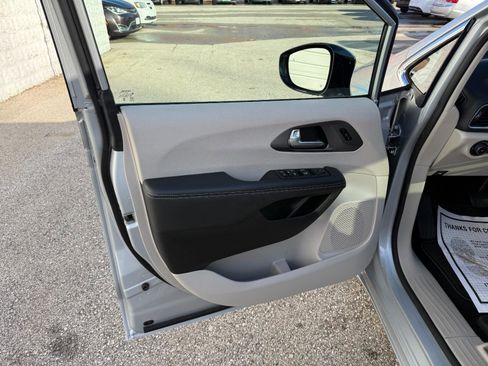 Used 2024 Chrysler Pacifica Touring-L FWD image 18