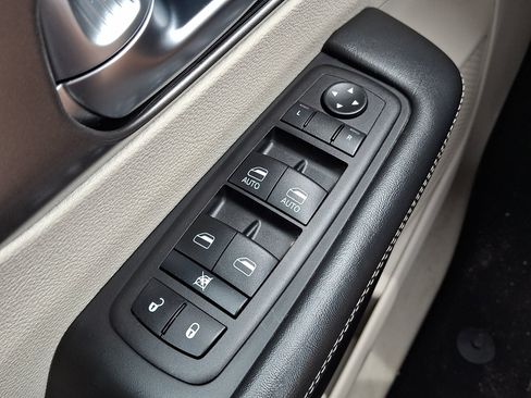 Used 2024 Chrysler Pacifica Touring-L FWD image 23