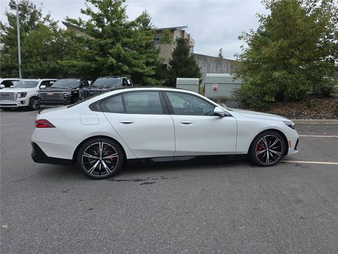 Used 2026 BMW 550e xDrive AWD/4WD image 2