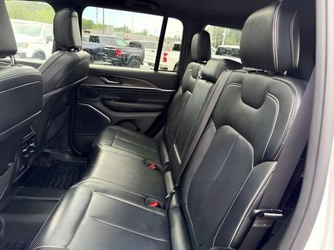 Used 2023 Jeep Grand Cherokee Overland AWD/4WD image 19