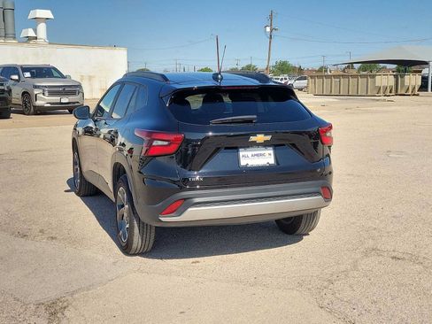 Used 2025 Chevrolet Trax LT FWD image 6